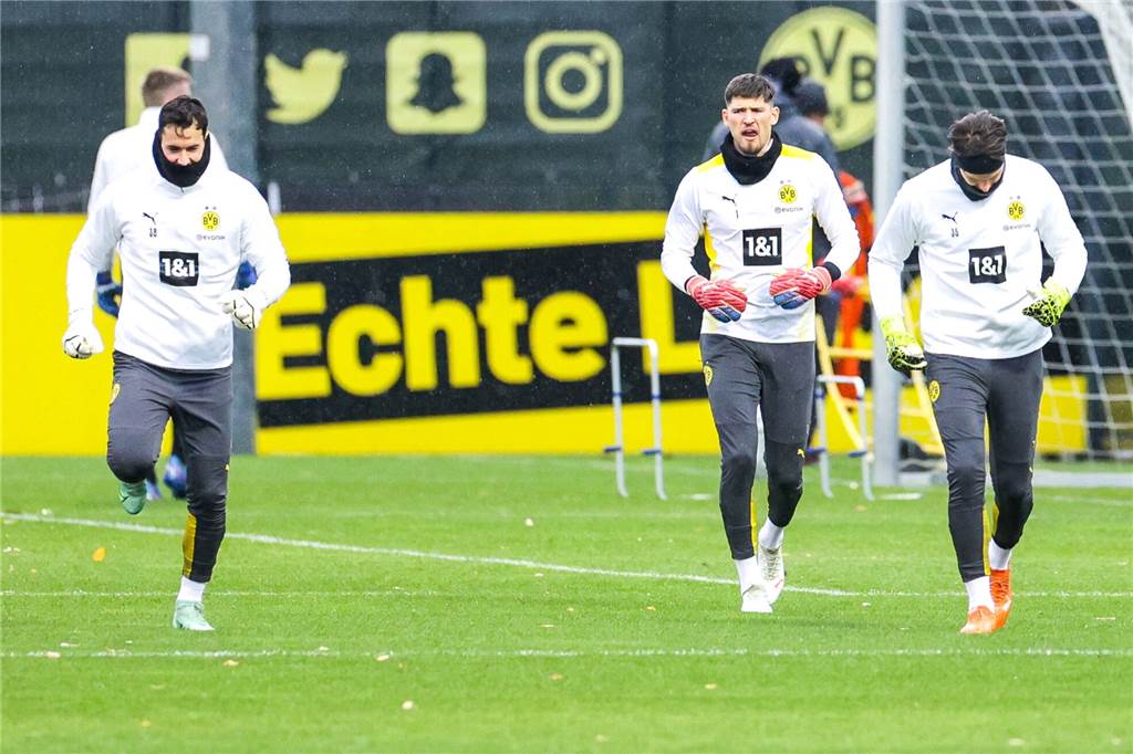 BVB-Torhüter Gregor Kobel: Gute Chancen auf Spiele mit der Schweiz Drei Schweizer, eine Nummer eins: Roman Bürki, Gregor Kobel und Marwin Hitz (v.l.) beim BVB-Training.