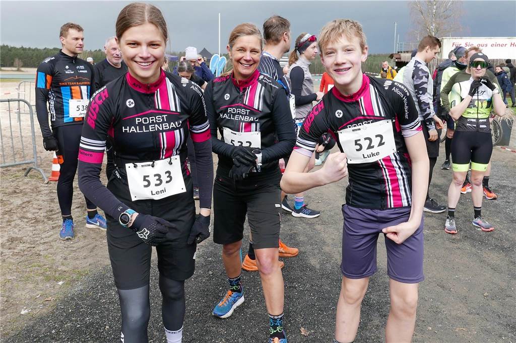 150 Athleten trotzen dem schlechten Wetter Leni Rochel, ihre Mutter Marion und Luke Wehner lachen in die Kamera.