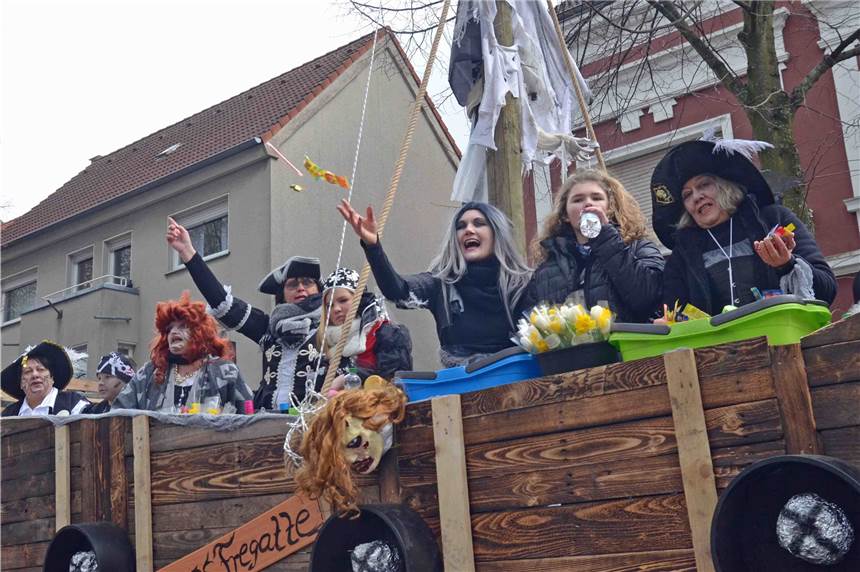 Drei Spielmannszüge, sieben Fußgruppen und elf Wagen mit rund 650 Karnevalisten nahmen am Karnevalszug durch Lünen-Süd teil.