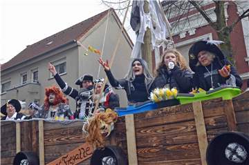 Drei Spielmannszüge, sieben Fußgruppen und elf Wagen mit rund 650 Karnevalisten nahmen am Karnevalszug durch Lünen-Süd teil.