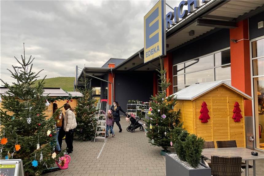 Nach Absage: Schweriner Weihnachtsdorf öffnet seine Stände Drei Stände vor dem Edeka Richter ersetzen in diesem Jahr den Schweriner Adventsmarkt.