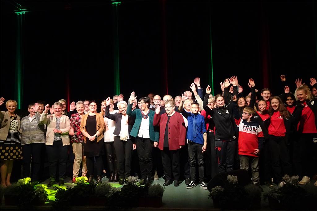 Große Gala in der Jakobi-Halle: „Ehrenamt und Zusammenhalt zeichnen Dorf aus“ Drei Stunden lang wurde dem Publikum ein großes Programm geboten.