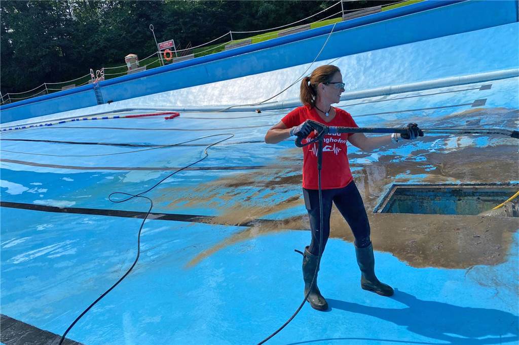 Freibad Wellinghofen: Becken nach drei Tagen fertig geputzt, aber die Technik streikt Drei Tage lang rückten die Mitarbeiter der Sportwelt und viele Ehrenamtliche dem Schlamm im Becken zuleibe.