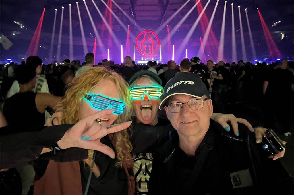 Mit 40 zum ersten Mal auf der Mayday: Harter Techno, weicher Kern Drei Techno-Fans aus Berlin feiern auf der Mayday 2023 in Dortmund.