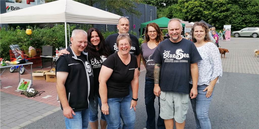 Westring-Center: Trödel, veganes Essen und Informationen für den Tierschutz Drei Tierschutzorganisationen veranstalteten am Samstag einen Trödelmarkt für die eigene Sache vor dem Farbcenter Topheide im Westring-Center. Geschäftsinhaber Thomas Topheide (l.) trödelte selbst mit.