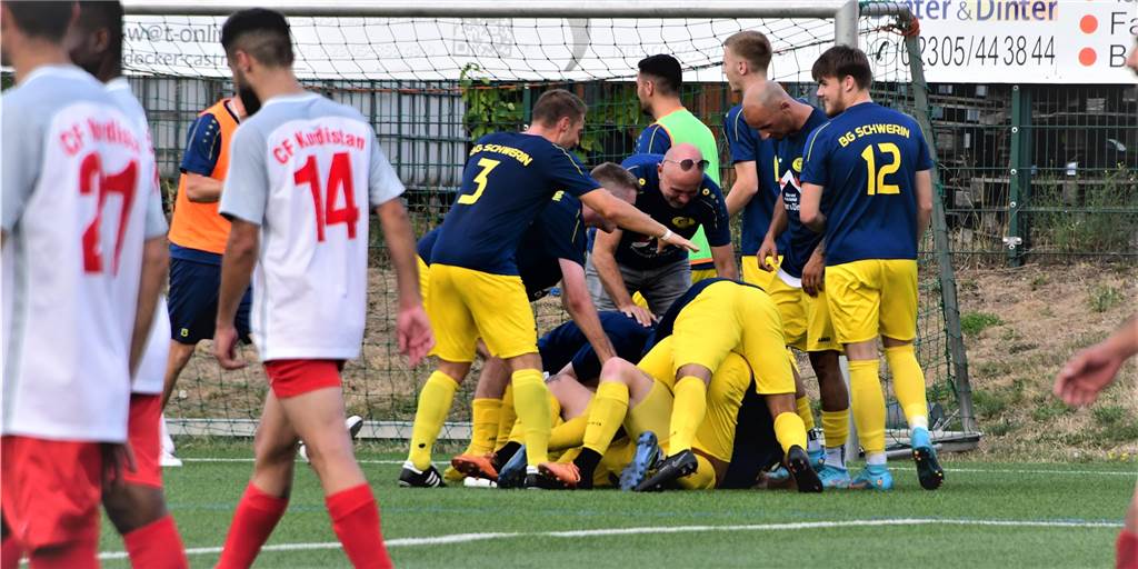 Gegen Aufstiegsanwärter CF Kurdistan Bochum: Spvg Schwerin feiert ersten Topspielsieg Drei Tore konnten die Spieler der Spvg Schwerin gegen Kurdistan Bochum bejubeln – hier das 3:1.