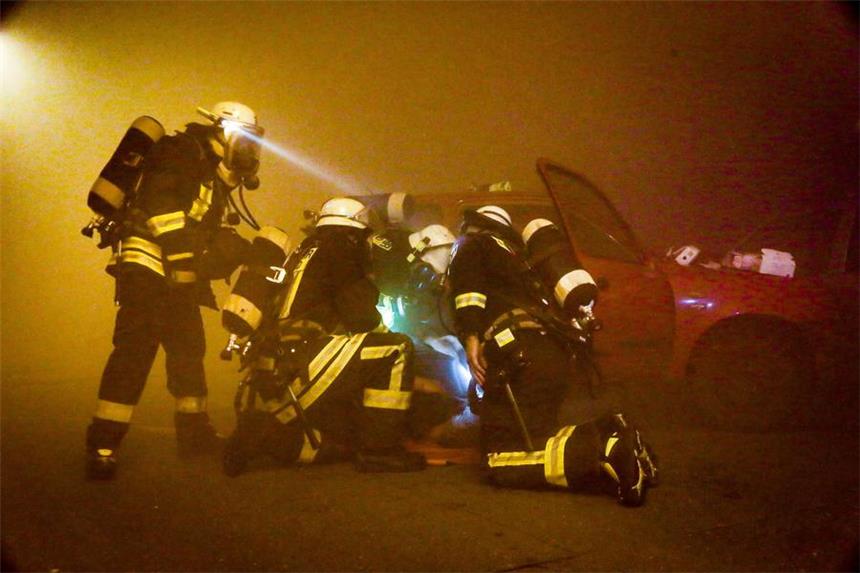Drei Verletzte, so das Szenario, musste die Feuerwehr aus den zwei verunfallten Autos bergen - und das möglichst schnell.