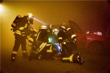 Drei Verletzte, so das Szenario, musste die Feuerwehr aus den zwei verunfallten Autos bergen - und das möglichst schnell.