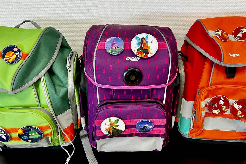 Völlig irre Geschäfts-Idee brachte die Lösung für Kinderglück-Projekt Drei von fünf Modellen, die man bei dem neuen Label "Tonton" bald kaufen kann und damit auch das Schulranzenprojekt von Kinderglück mitfinanzieren kann.
