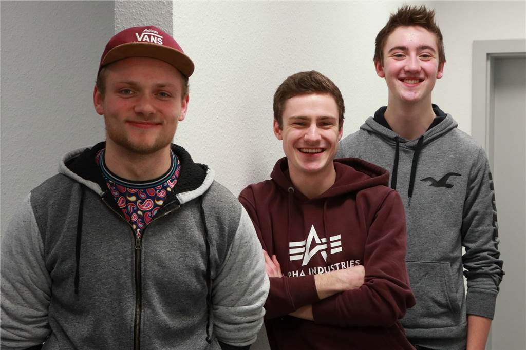 Scheinbreit schwingen auf dem Weg zum Rockstar die Axt auf dem Schrottplatz Drei von vier Bandmitgliedern: (v.l.) Lukas Herbers, Sebastian Wilhelm und Gabriel Hackenfort beim Redaktionsbesuch.