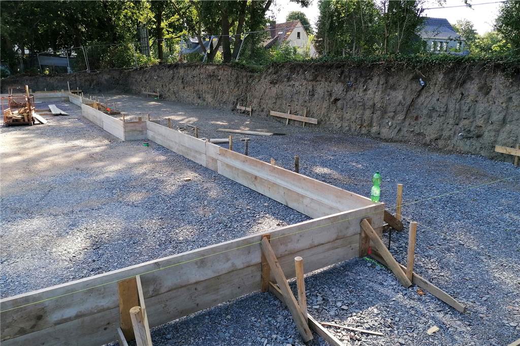 Keller freigelegt: Wo Dortmunder Schüler kickten, lagerte früher Eingemachtes Drei Wochen verzögerten sich die Gründungsarbeiten für den Neubau. Nun kann die Bodenplatte gegossen werden.