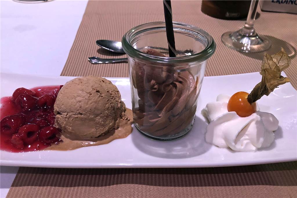 Hotel Hermannshöhe liefert ein leckeres Rundum-sorglos-Paket für den Frühling Dreierlei schmeckt zum Abschluss.