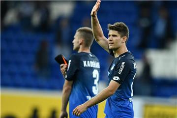 Dreifach-Torschütze Andrej Kramaric (r) brachte seinen 1899-Teamkollegen Andrej Kramaric etwas durcheinander. Foto: Uwe Anspach/dpa