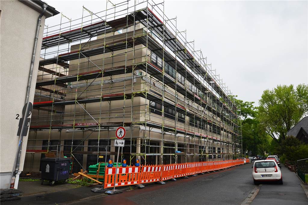 Schulneubau im Video: Im Stadtbezirk Mengede fliegen die Klassenzimmer Dreigeschossig erstreckt sich der Neubau in Modulbauweise entlang der Jonathanstraße.