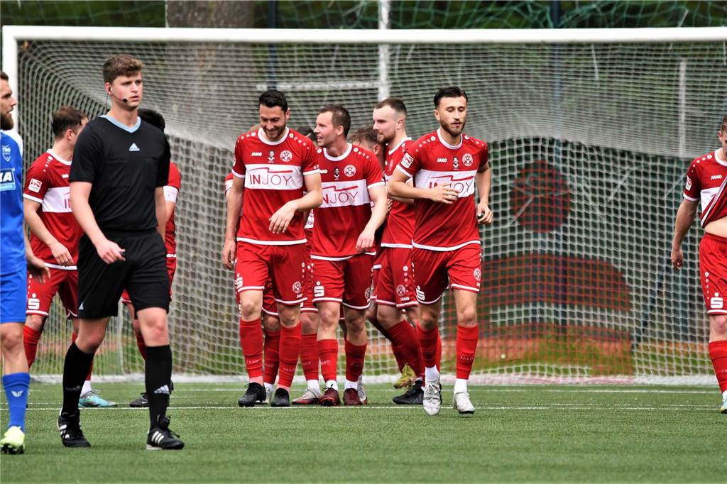 SV Schermbeck schafft es wieder nicht: Oberligist trotz 3:1-Führung weiter sieglos Spieler des SV Schermbeck laufen nach Torerfolg zurück