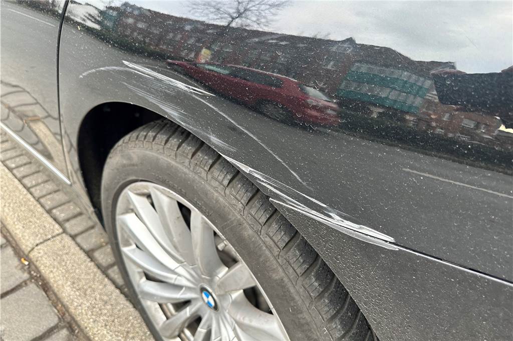 Marco Nussbaum wird dreimal in anderthalb Wochen das Auto angefahren Lackschäden an einem Auto
