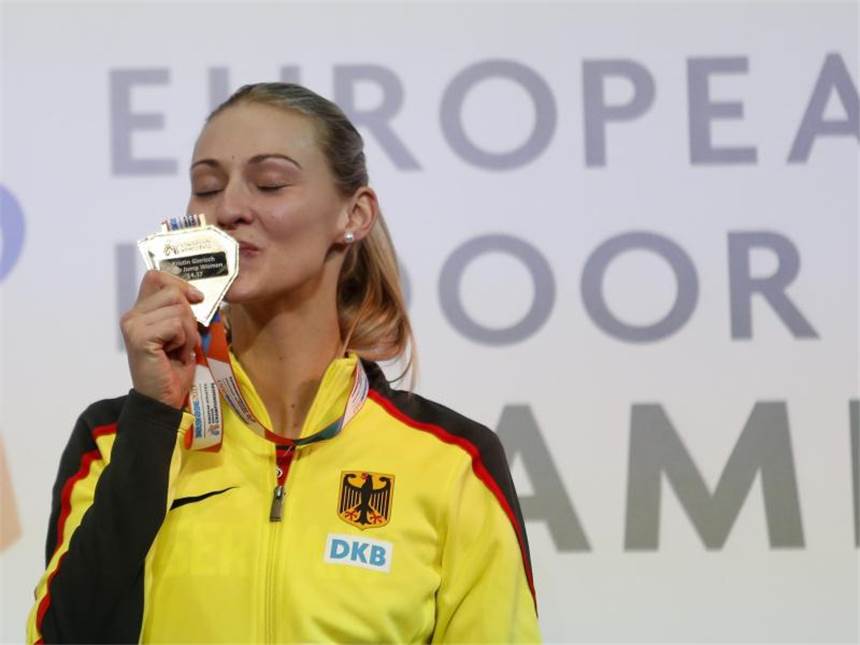Dreisprung-Ass Gierisch: Cola, Gold und ein Trainer-Lob Dreispringerin Kristin Gierisch küsst ihre Goldmedaille. Foto: Marko Drobnjakovic