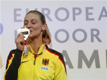 Dreispringerin Kristin Gierisch küsst ihre Goldmedaille. Foto: Marko Drobnjakovic