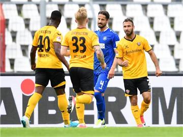 Dresdens Akaki Gogia (r) jubelt mit Mannschaftskollegen über sein Elfmetertor zum 1:2. Foto: Uwe Anspach