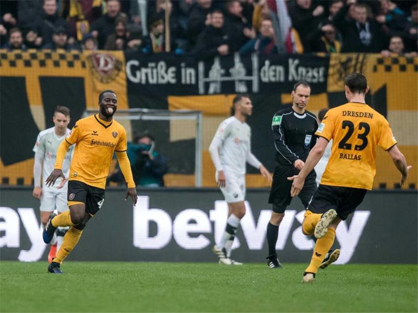 Erster Heimsieg in 2017: Dresden bezwingt Sandhausen 2:0 Dresdens Erich Berko (2.v.l.) jubelt nach seinem Treffer zum 1:0 mit Florian Ballas (r). Foto: Thomas Eisnhuth