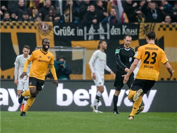 Dresdens Erich Berko (2.v.l.) jubelt nach seinem Treffer zum 1:0 mit Florian Ballas (r). Foto: Thomas Eisnhuth