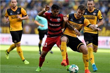 Dresdens Florian Ballas (r) beim Zweikampf mit dem Ingolstädter Dario Lezcano. Foto: Monika Skolimowska