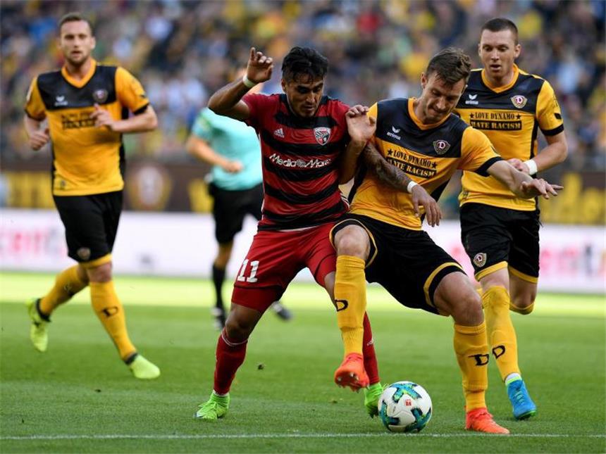 FC Ingolstadt reicht 2:0-Führung in Dresden nicht aus Dresdens Florian Ballas (r) beim Zweikampf mit dem Ingolstädter Dario Lezcano. Foto: Monika Skolimowska