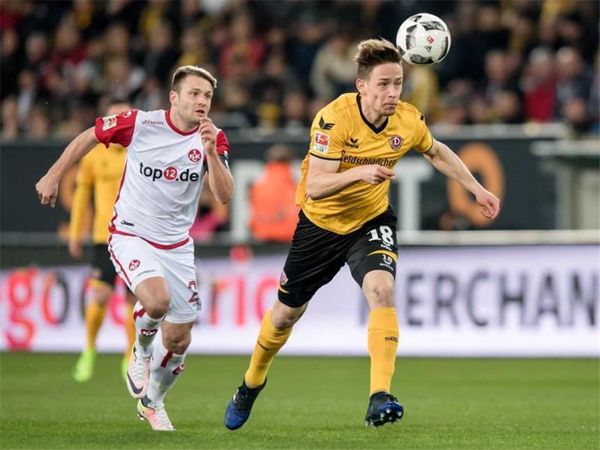 Dresden dreht Spiel zum 3:3 gegen Kaiserslautern Dresdens Jannik Müller (r) kommt vor Kaiserslauterns Daniel Halfar an den Ball. Foto: Thomas Eisenhuth