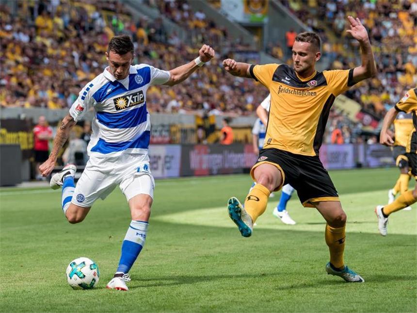 Rückkehrer MSV Duisburg verliert bei Dynamo Dresden Dresdens Manuel Konrad versucht den Schuss von Duisburgs Boris Tashchy (l.) abzuwehren. Dresden siegte spät mit 1:0. Foto: Thomas Eisenhuth