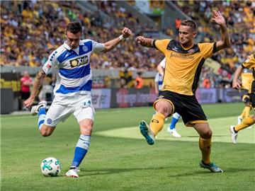 Dresdens Manuel Konrad versucht den Schuss von Duisburgs Boris Tashchy (l.) abzuwehren. Dresden siegte spät mit 1:0. Foto: Thomas Eisenhuth