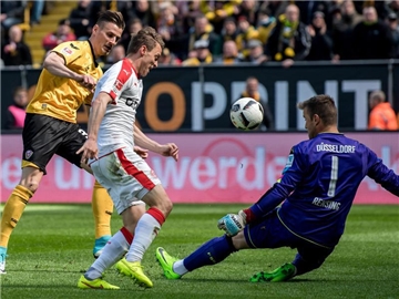 Dresdens Stefan Kutschke (l) scheitert an Düsseldorfs Torwart Michael Rensing. Foto: Thomas Eisenhuth