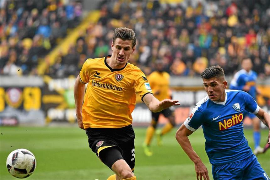 VfL Bochum: Gökhan Gül mit Zweitliga-Debüt Dresdens Stefan Kutschke (li.) gegen Bochums Gökhan Gül; SG Dynamo Dresden - VfL Bochum 1848; Fußball; 2. Liga; Saison 2016/2017; 14. Spieltag; DDV-Stadion; Dresden; 26. November 2016;
Dresden Stefan Kutschke left against Bochum Gökhan Gül SG Dynamo Dresden VfL Bochum 1848 Football 2 League Season 2016 2017 14 Matchday DDV Stadium Dresden 26 November 2016