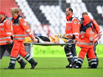 Dresdens Stefan Kutschke musste abtransportiert werden. Foto: Uwe Anspach