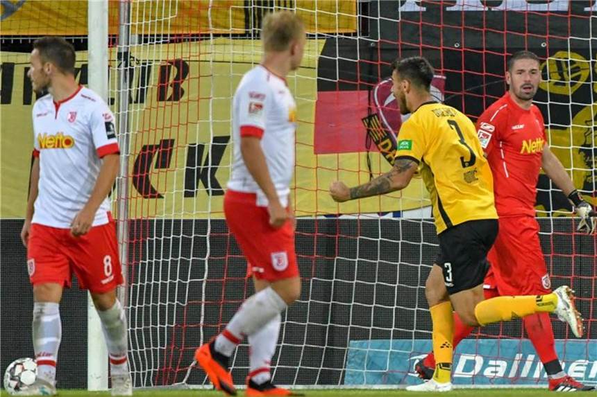 Walpurgis feiert perfekten Einstand mit Dresden Dresdesn Dario Dumic (2.v.l) jubelt nach seinem Treffer zum 2:0 gegen Regensburg. Foto: Armin Weigel