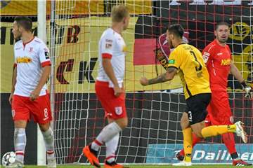 Dresdesn Dario Dumic (2.v.l) jubelt nach seinem Treffer zum 2:0 gegen Regensburg. Foto: Armin Weigel