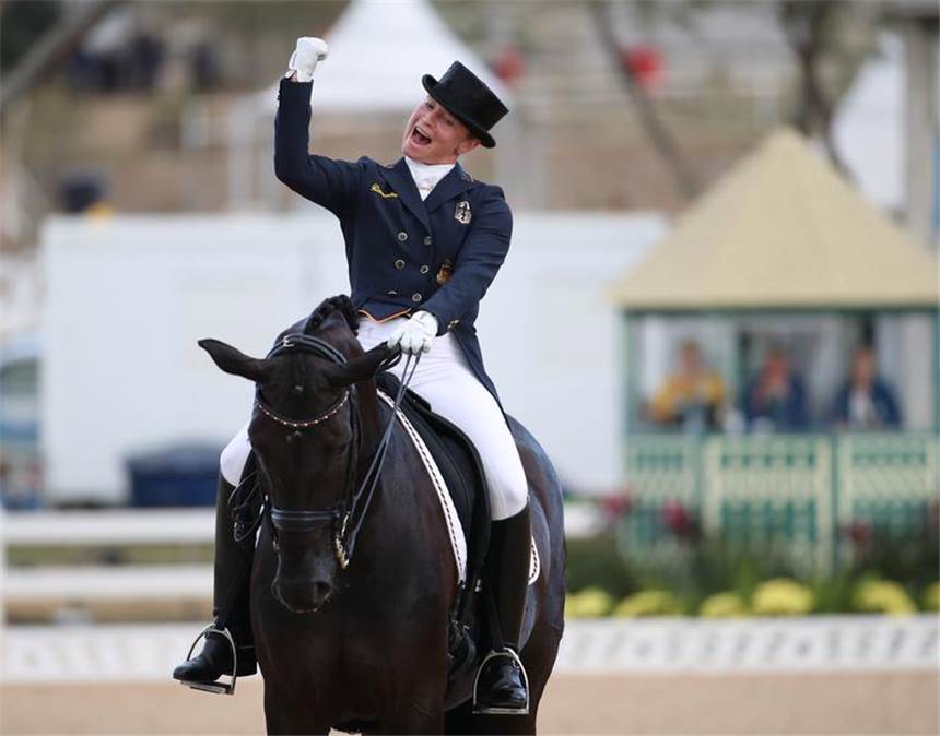 Deutsche Dressur-Equipe holt Olympia-Gold Dressurreiterin Isabell Werth jubelt.