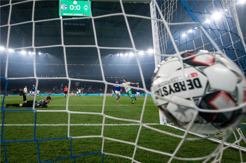 Bremer Doppelschlag innerhalb von sieben Minuten reißt Schalke aus allen Pokalträumen Drin das Ding: Bremens Rashica hat zum 0:1 getroffen, Schalkes Torhüter Alexander Nübel liegt geschlagen am Boden.