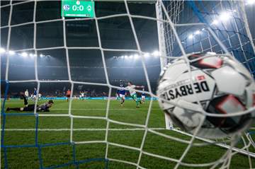 Drin das Ding: Bremens Rashica hat zum 0:1 getroffen, Schalkes Torhüter Alexander Nübel liegt geschlagen am Boden.