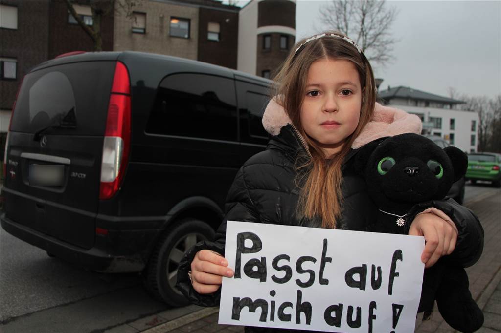 Im Video: Parkende Autos sorgen für gefährliche Situationen für Schüler in Werne Dringender Appell der kleinen Sophie (8) an die Autofahrer.