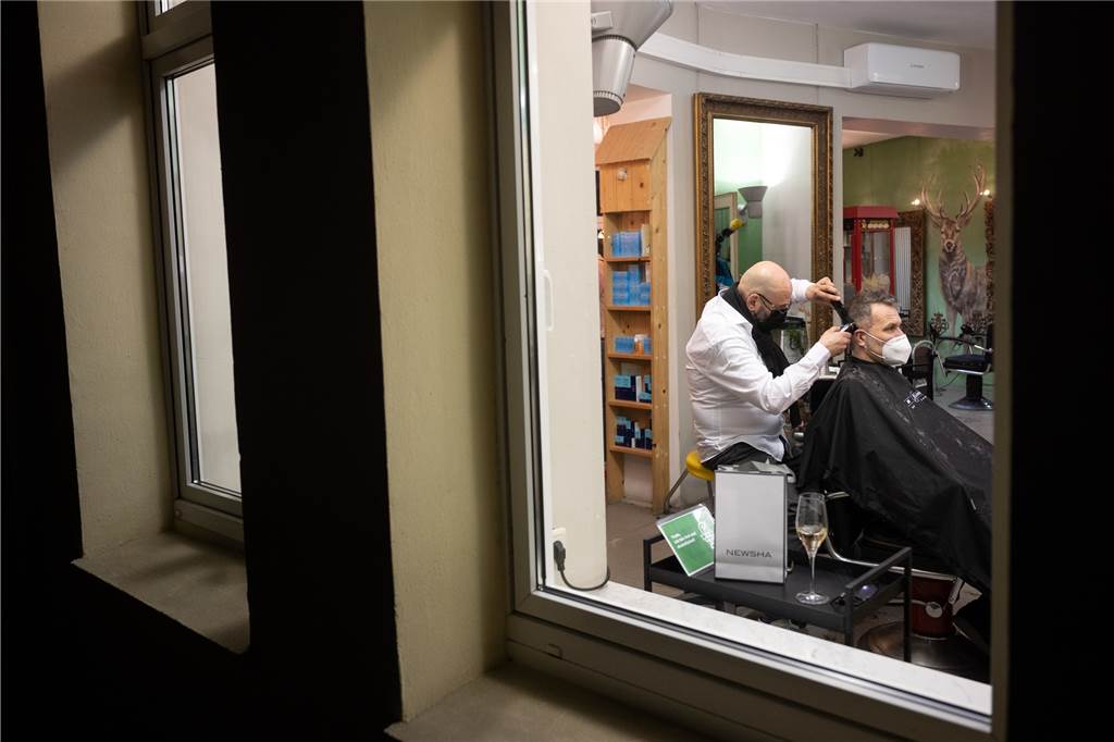 Nachts geöffnet: Friseur aus Dortmund schafft es zu CNN und New York Times Drinnen Fotos machen und Videos aufnehmen? Zu eng, als dass es alle Medien gleichzeitig durften. Dieses Foto der Deutschen Presse-Agentur entstand dann auch von außen.