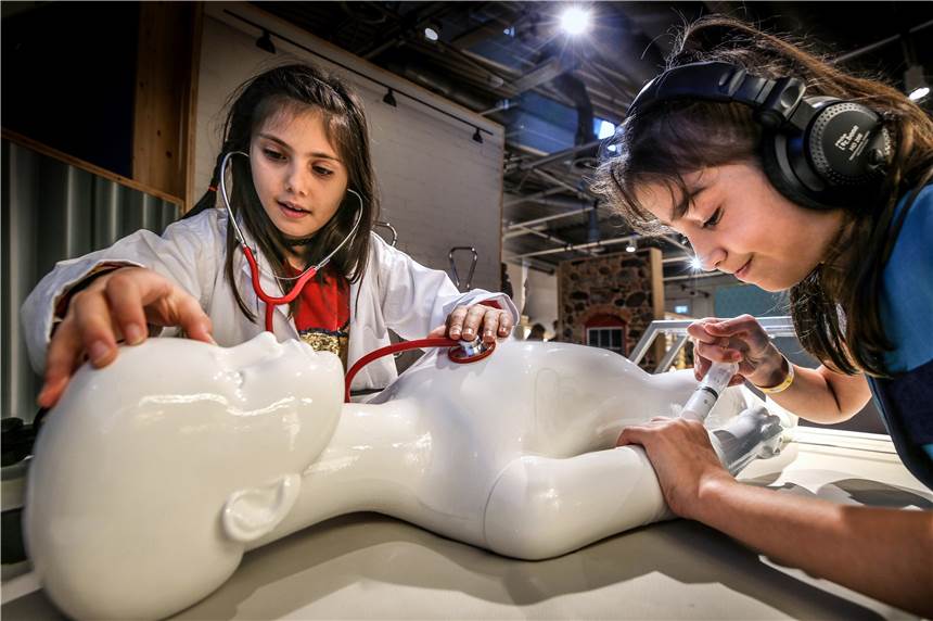 Neue Mitmach-Ausstellung für kleine Tüftler startet in der DASA Drittklässler der Funke-Grundschule Dorstfeld durften „Die Tüftelgenies“ vorab am Donnerstag testen und sich bei der Untersuchung einer Puppe mit dem Stethoskop wie richtige Ärzte fühlen.