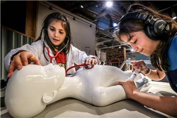 Drittklässler der Funke-Grundschule Dorstfeld durften „Die Tüftelgenies“ vorab am Donnerstag testen und sich bei der Untersuchung einer Puppe mit dem Stethoskop wie richtige Ärzte fühlen.