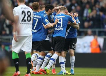 Drittligist Arminia Bielefeld hat für eine Pokalsensation gesorgt: Die Ostwestfalen schlugen Gladbach im Elfmeterschießen.