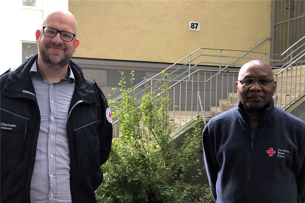 Sechs Jahre Flüchtlingsarbeit: Wenn Kinder Bilder von Bomben und Leichen malen DRK-Sprecher Klaas Pütschneider und Leiter Abasse So (v.l.) gehören zu den wenigen, die jetzt noch die Abbauarbeiten im Flüchtlingsheim Derne überwachen