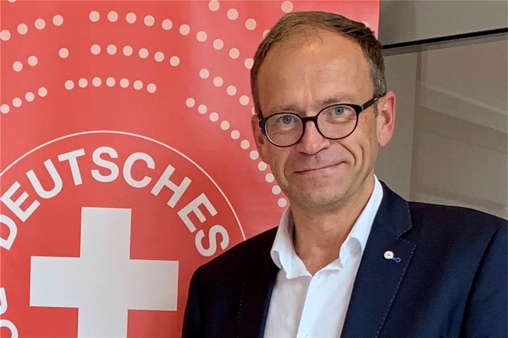 Mit Sommerreifen, ohne Führerschein: Ascheberger fährt in neuen RTW DRK-Vorstand Christoph Schlütermann