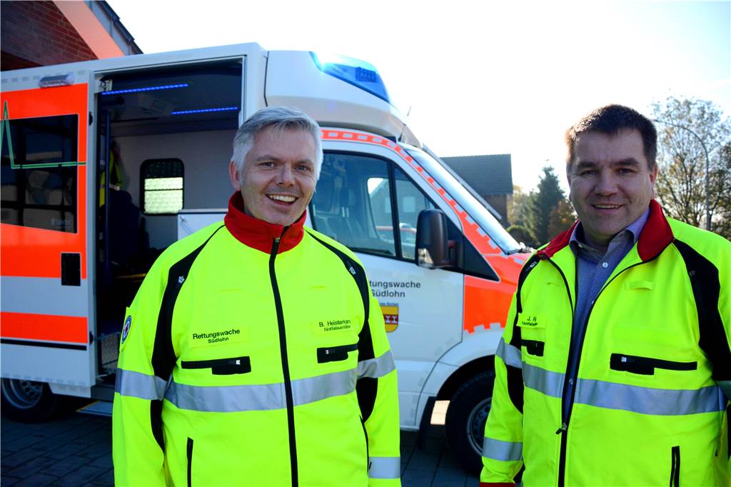 DRK-Wachleiter Bernd Heisterkamp (l.) und Jürgen Rave, DRK-Koordinator für den Rettungsdienst im Kreis Borken, erinnern sich noch an andere Standards im Rettungswesen.