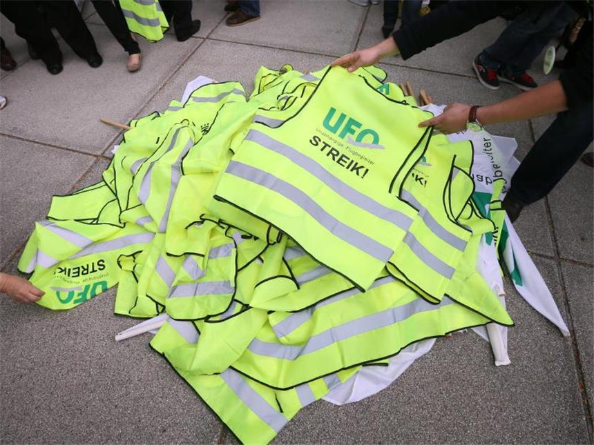 Flugbegleiter weiten Streik auf dritte Großstadt aus Drohen neue Streiks bei der Lufthansa? Ufo will sich mit der Pilotengewerkschaft Vereinigung Cockpit (VC) und der Gewerkschaft Verdi abstimmen, um ein gemeinsames Vorgehen zu verabreden. Foto: Frank Rumpenhorst/Symbolbild