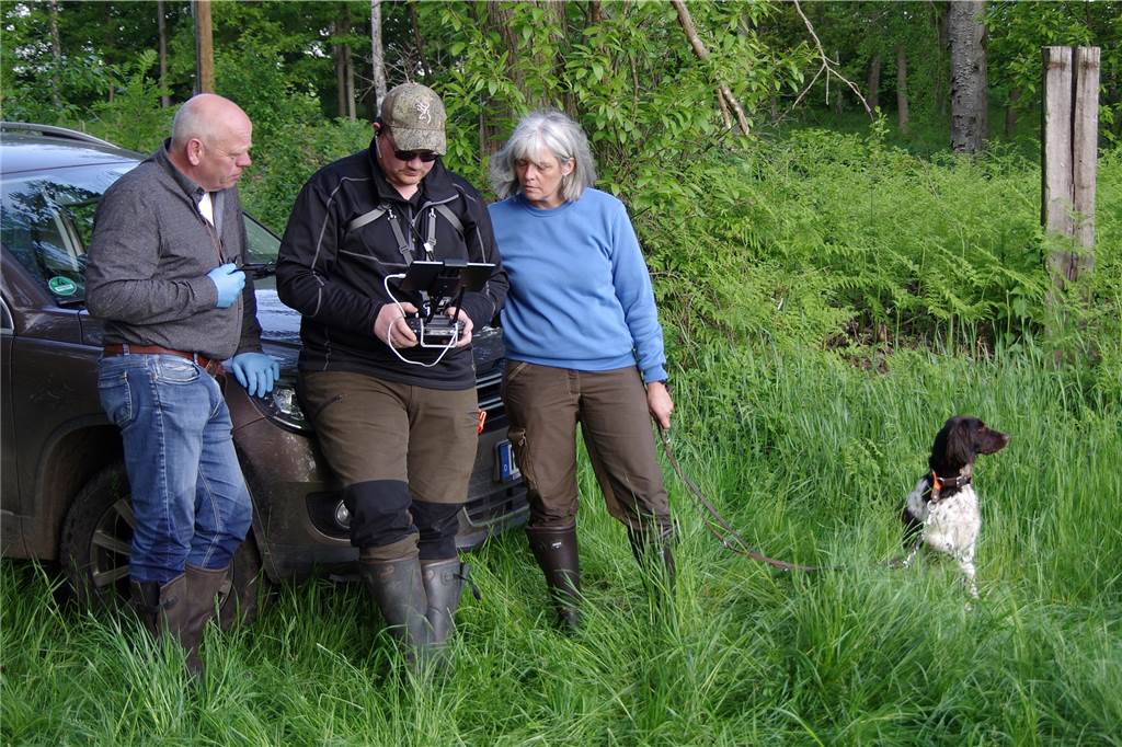 Im Video: Wärmebild-Drohne rettet vier Rehkitze vor dem sicheren Tod Drohnenpilot Matthias Gerling mit Landwirt Willi Stadtmann und Jagdpächterin Eva Wiese