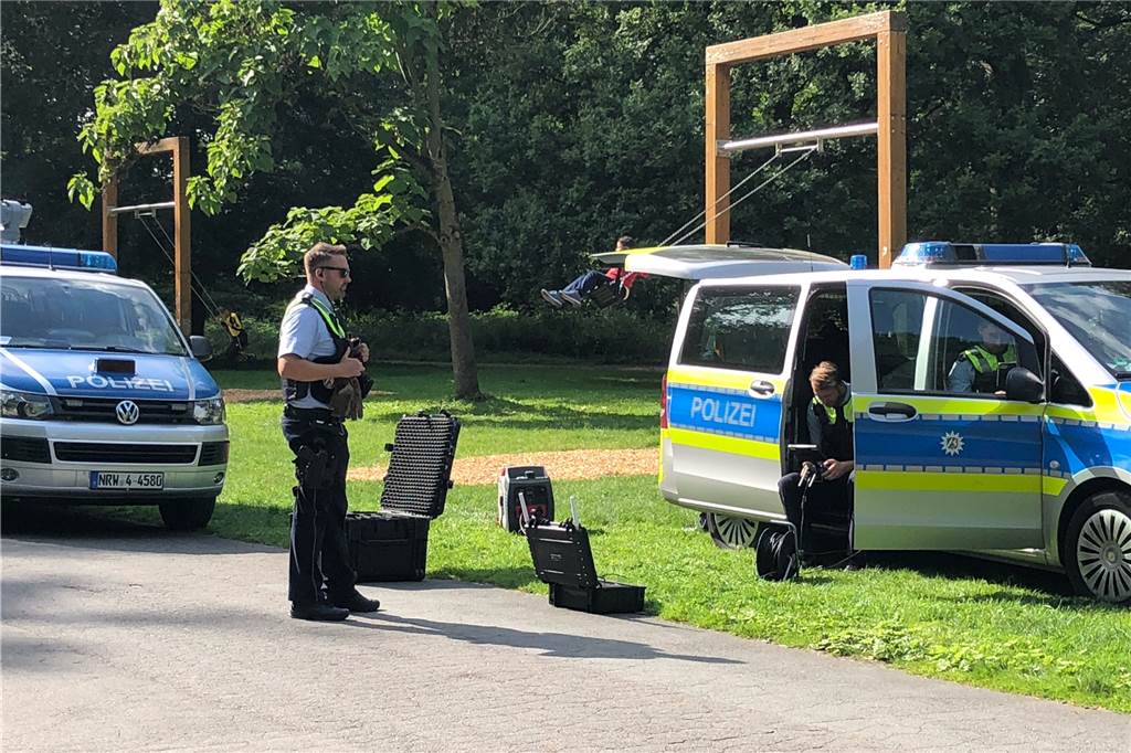Klinikum Nord: Besucher droht mit Explosion im Krankenhaus Drohnenpiloten der Polizei sind im Fredenbaumpark im Einsatz. Die Drohnen kreisen über dem Klinikum und Umgebung.