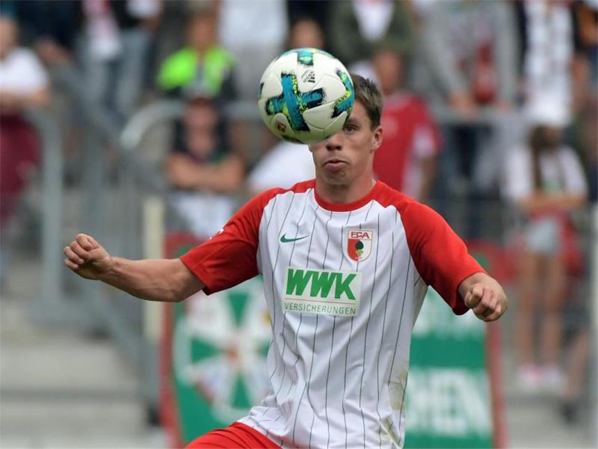 Droht gegen den 1. FC Köln auszufallen: Augsburgs Raphael Framberger. Foto: Stefan Puchner